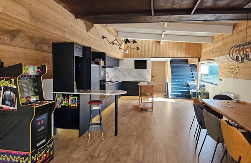 Saint-Omer Boat Rental | Gîte de groupe sur l'eau - Barge in Saint-Omer at the gateway to the Marais Audomarois