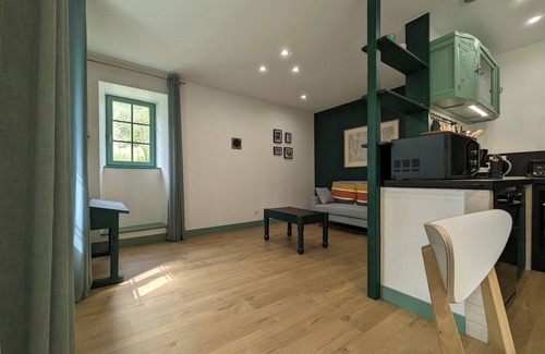 Gorges du Tarn Causses House | Gîte La Glycine: calm and greenery for families and pet owners.