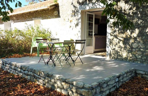 Saint-Romain-de-Benet House | Gîte le chai - 5-person family gîte in a peaceful setting between the countryside and the ocean