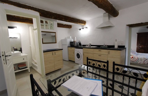 Cabrieres-d'Avignon Apartment | Gite Le Petit Luberon classified 3* in magnificent property in village center