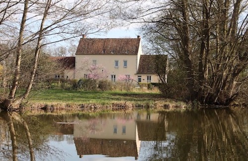 Ouzouer-sur-Trezee Apartment | Gite on the Briare canal, ideal for walking, cycling and fishing.