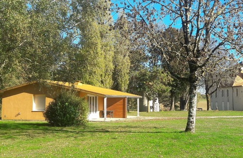 Sauze-Vaussais Cottage | Gîte with terrace in Sauzé-Vaussais