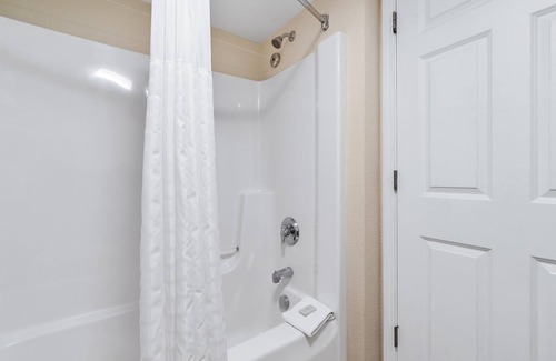 Kelleys Island Hotel | Glacier Suite at Kelley's Island Venture Resort