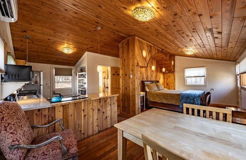 Stanardsville Apartment | Glade Cottage at White Lotus Eco Spa Retreat