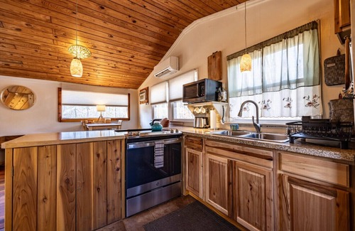 Stanardsville Apartment | Glade Cottage at White Lotus Eco Spa Retreat