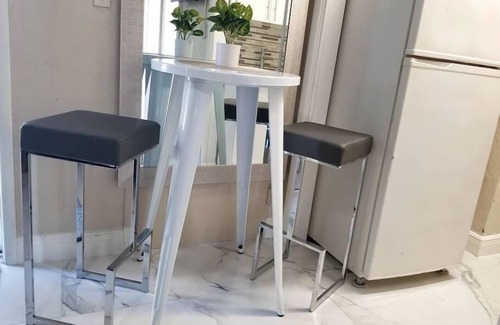 Little Ranches House | Glam Private Studio 4 Miles from Beach