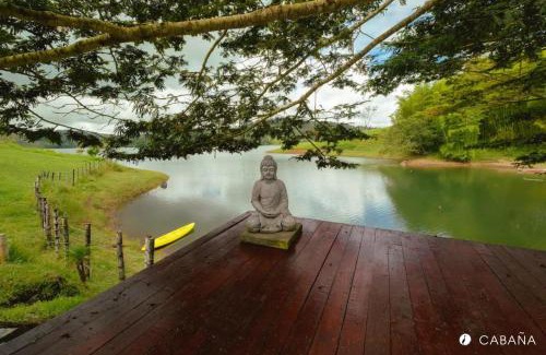 Yotoco Cabin | Glamping & Cabaña con Paddle, ducha al aire libre, Pet-friendly - Oasis junto al Lago