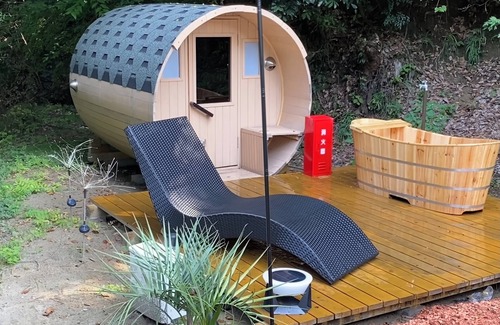 Futtsu Cottage | Glamping for private use of an entire building! Barbecue & watch a movie on the projector screen on the 16 square meter patio with a view of the Minato River! Accommodates up to 10 people!