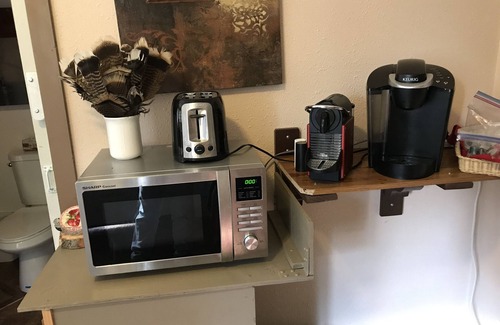 Bonner County Cottage | Glamping in a Tiny House! Hunters love our hot showers! Full utilities!
