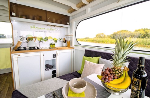 Schmoeckwitz House | Glamping on the water - on the FIONA houseboat