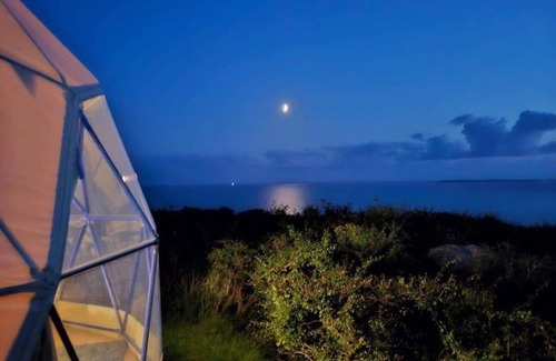 Llanybri Cabin | Glamping Pod - Sleeps 4 - Pets - Parking