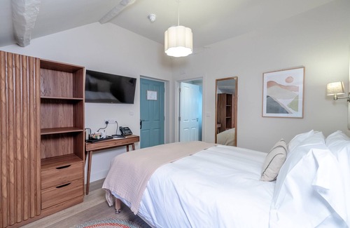 Cwrt Hotel | Glan Yr Afon Riverside