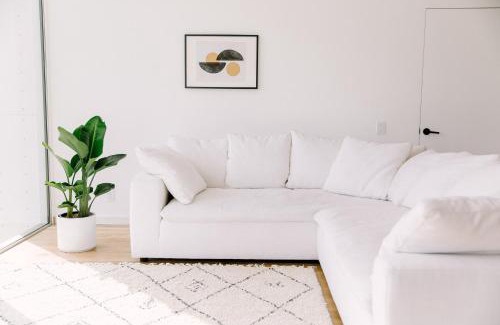 Bonita House | Glass Home with Views, Hot Tub, FREE EV Charging!