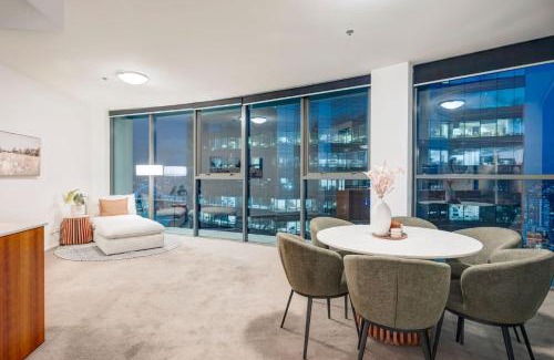 Brisbane Central Business District Apartment | Glasshouse on Felix - Luxury Brisbane City Apartment with River Views, Pool and Parking
