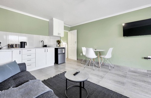 Fish Hoek Apartment | Glen Marine Studio Mountain & Coastal Stay