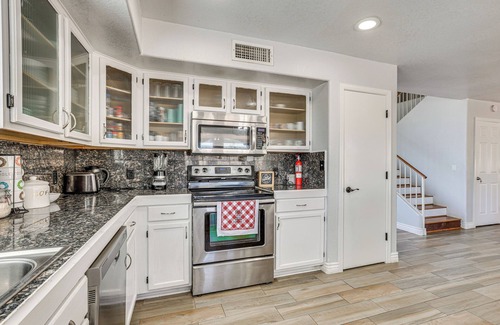 La Buena Vida House | Glendale Gem: Outdoor Pool Table & Kitchen!