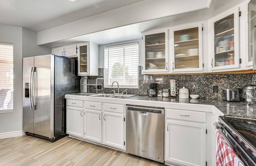 La Buena Vida House | Glendale Gem: Outdoor Pool Table & Kitchen!