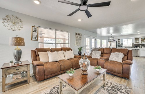 La Buena Vida House | Glendale Gem: Outdoor Pool Table & Kitchen!