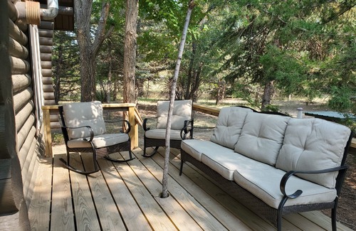 Glendo Cabin | Glendo Log Home Close to Lake