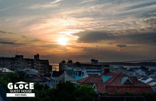 Hayama Apartment | GLOCE葉山サンセットハウスMORITO l バルコニーから葉山の海と町を一望 小型犬玄関と庭のみアクセス可