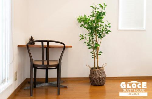 Hayama Apartment | GLOCE葉山サンセットハウスMORITO l バルコニーから葉山の海と町を一望 小型犬玄関と庭のみアクセス可