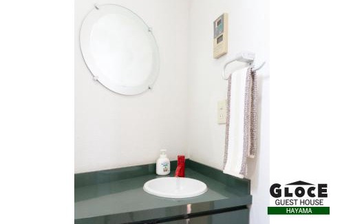 Hayama Apartment | GLOCE葉山サンセットハウスMORITO l バルコニーから葉山の海と町を一望 小型犬玄関と庭のみアクセス可