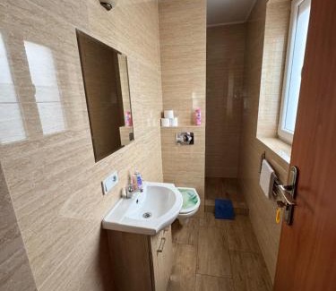Inwald House | Gościniec Grek Zorba - pokoje i domki 4 osobowe - 16km od Zator Energylandia