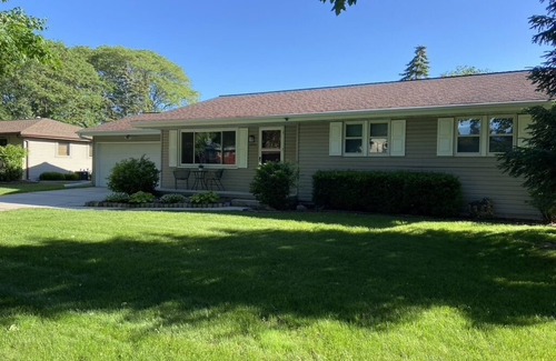 Ashwaubenon House | Go Pack 1090 steps from Lambeau entrance - Heated Garage