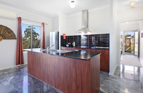 Upper Coomera House | Gold Coast Family Stay - 4BR Near Theme Parks