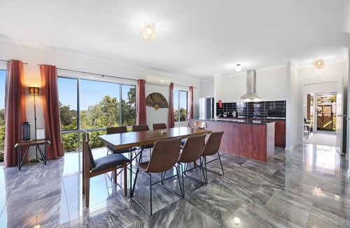 Upper Coomera House | Gold Coast Family Stay - 4BR Near Theme Parks