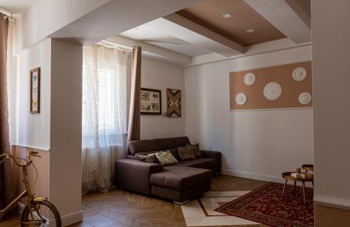 Ferrara Villa | Gold Maison