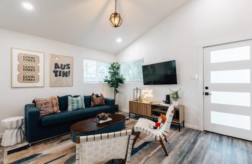 Holly House | Golden Girls New Home at Downtown, Grill, Walk to 6th St Eats and Lake