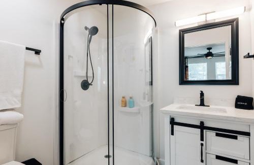 Holly House | Golden Girls New Home at Downtown, Grill, Walk to 6th St Eats and Lake