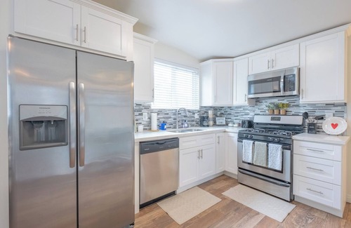Stockton House | Golden Hill 3BR Sleeps 8 Near Zoo & Downtown