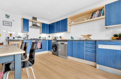 Brighton House | Golden Sunset House Free Parking By My Getaways