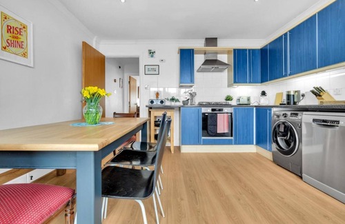 Brighton House | Golden Sunset House Free Parking By My Getaways