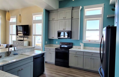 Navarre Beach House | Golf cart, roof deck, elevator, spa, chef kitchen. 600' from beach. 5 π rating!