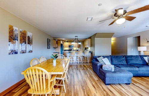 Dellwood Condo | Golf course-front condo with pool, hot tub, dock, tennis, golf, & private beach