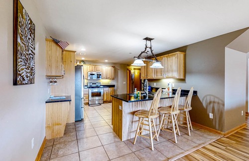 Dellwood Condo | Golf course-front condo with pool, hot tub, dock, tennis, golf, & private beach