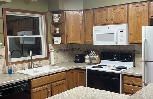 Bellaire House | Golf course home minutes from downtown Bellaire and Shorts; Sleeps 10