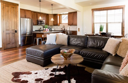 Cle Elum Cabin | Golf course view, private hot tub, close to the winery and more!