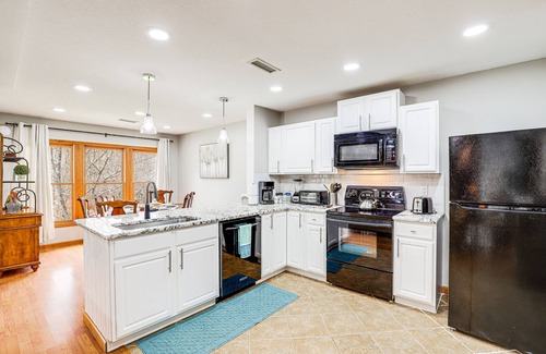 Mountain Air Condo | Golf Course Views: Condo in Blue Ridge Mountains!