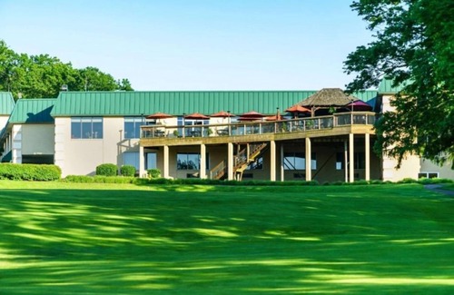 Cheat Lake Apartment | Golf & Spa Retreat: Lakeview Resort Studio w Pool & Spa Sauna