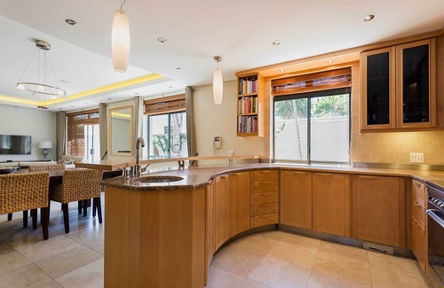 Cape Town House | Golfer and windsurfer paradise on secure golf estate. One of the safest suburbs.
