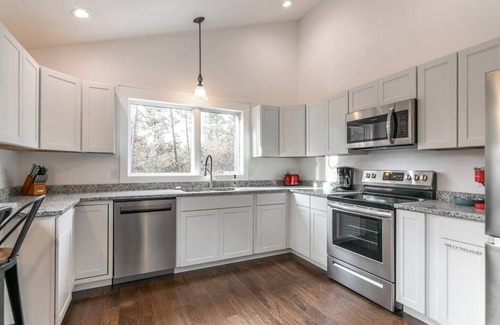 Rome Cabin | Golfers Paradise | Private Practice Facility | Near Sand Valley Golf Resort