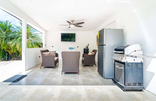 Golfito House | Golfito Luxury + Privacy-Located less than 5 minutes from the airport, grocery stores