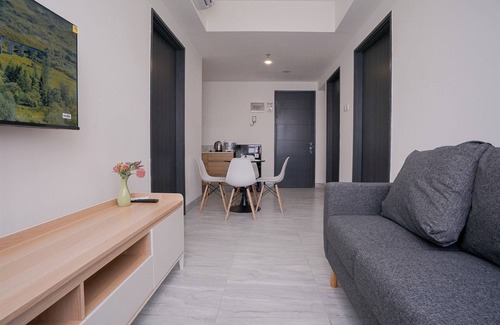 Pinang Apartment | Good and Cozy 2BR at Collins Boulevard Apartment