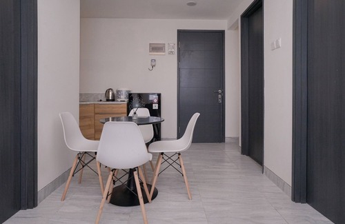 Pinang Apartment | Good and Cozy 2BR at Collins Boulevard Apartment