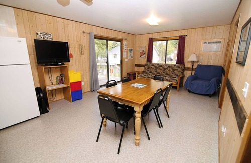 Richmond Cabin | Good Ol' Days, a 3BR cabin with lake views situated at Riverside Resort