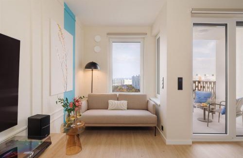 Prague 13 Apartment | Good Vibe Studio near Metro - Garage, Air-Conditioning, Vinyl player